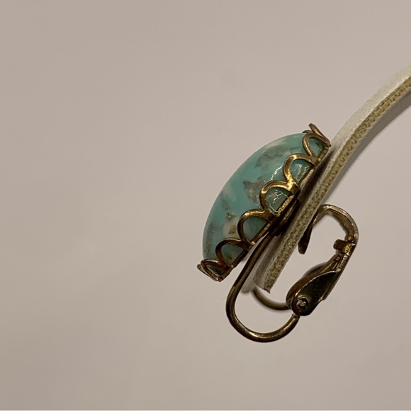 Turquoise gold glitter lucite cabochon vintage robin’s egg clip on earrings - Picture 11 of 11